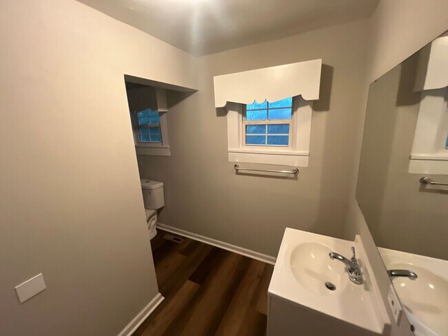 Building Photo - 2 Bedrooms, 1 Bathroom - House in South Rome!