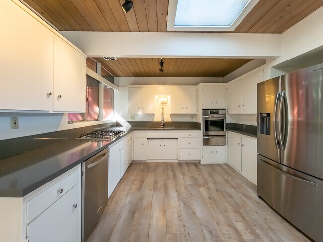 Building Photo - 1404 Oak Grove Dr