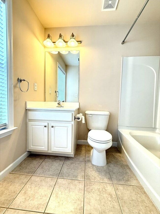 Building Photo - Sandy Springs 3 Bed-3.5 Bath Townhouse in Gated Cambridge, Hardwoods on Main!