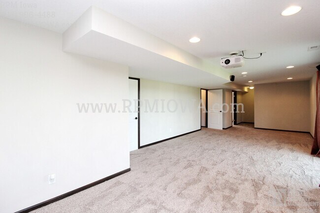 Building Photo - OVER 2000 SQ FT!!   5 Bedroom, 3.5 Bath Home in Urbandale