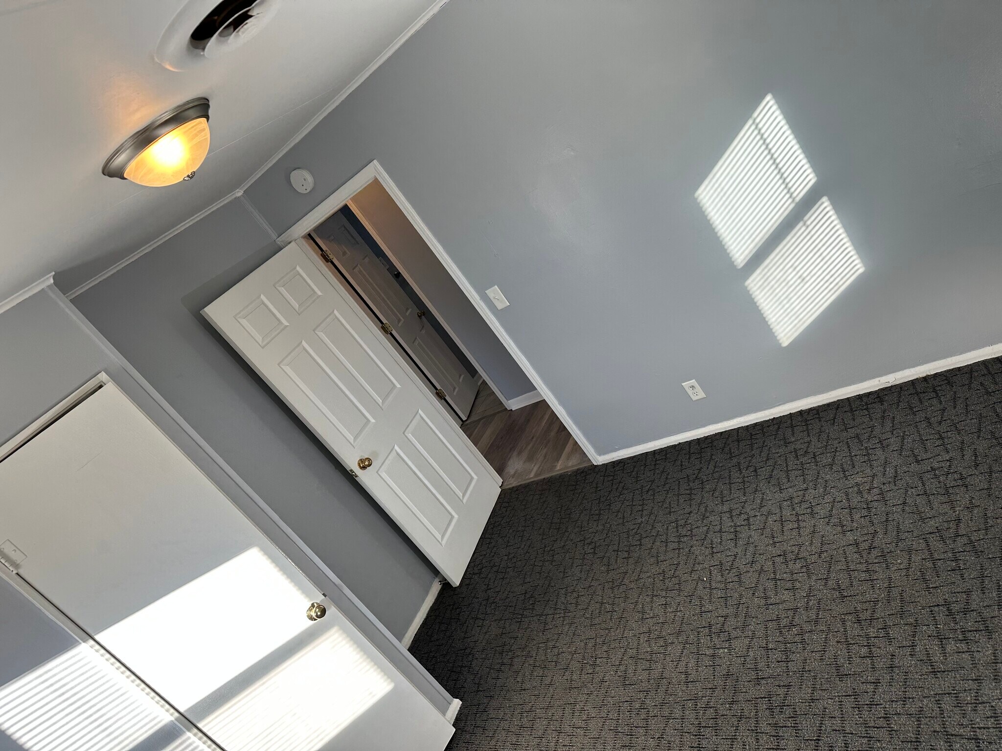 Building Photo - 2800 Darby Ln