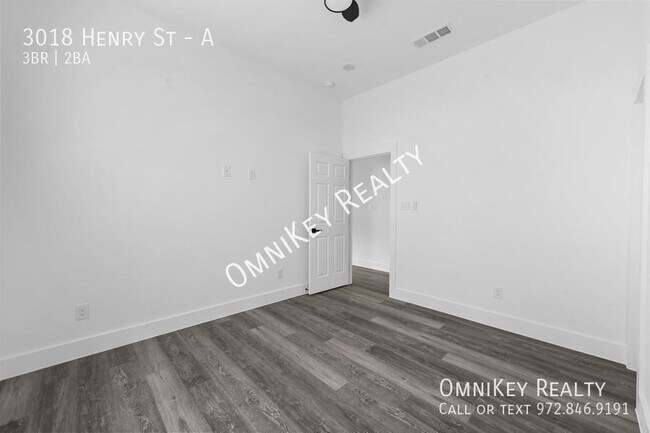 Building Photo - 3018 Henry St