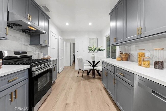 Building Photo - 1505 N Rosewood Ave