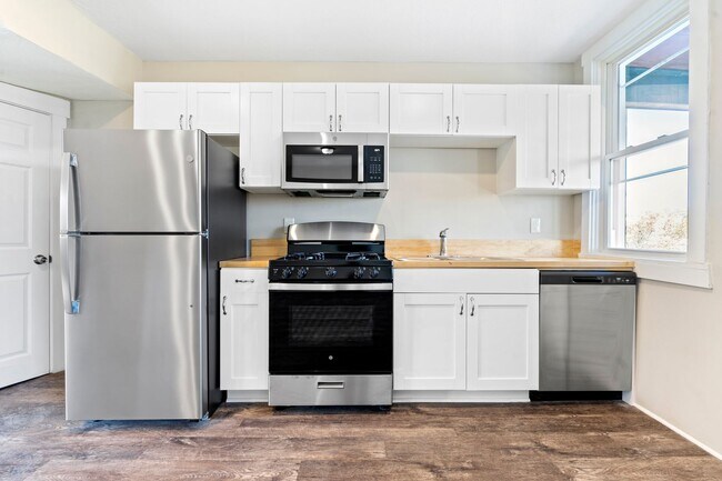 Building Photo - Completely Renovated 3 Bed/1 Bath Home - C...