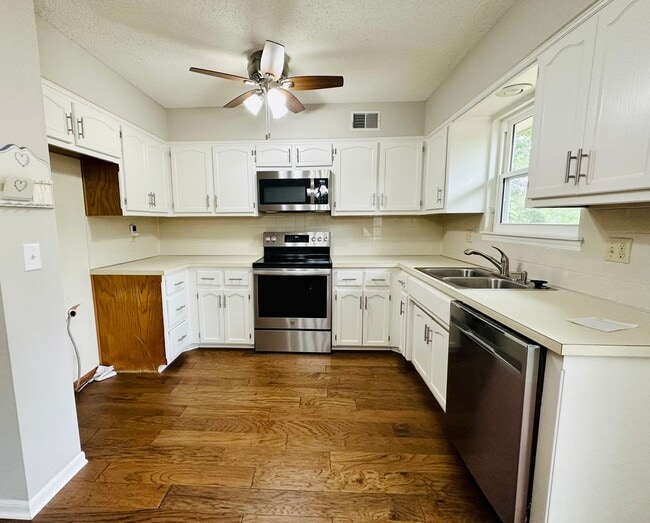 Building Photo - {12311} Spacious Townhome in Desirable OP ...