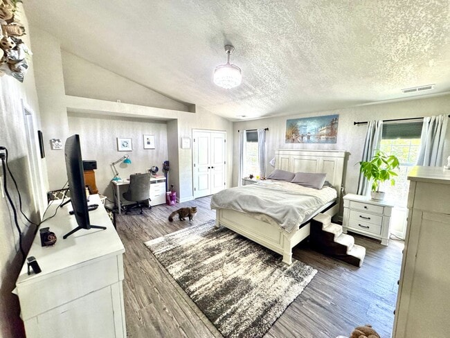 Building Photo - WELCOME HOME to your Beautifully updated townhome.