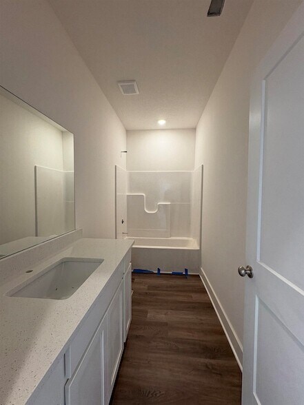 Building Photo - 4827 N Vassar Ave