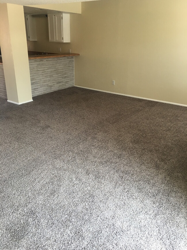 Building Photo - 2 Bedroom Condo in Country Club Villas Com...
