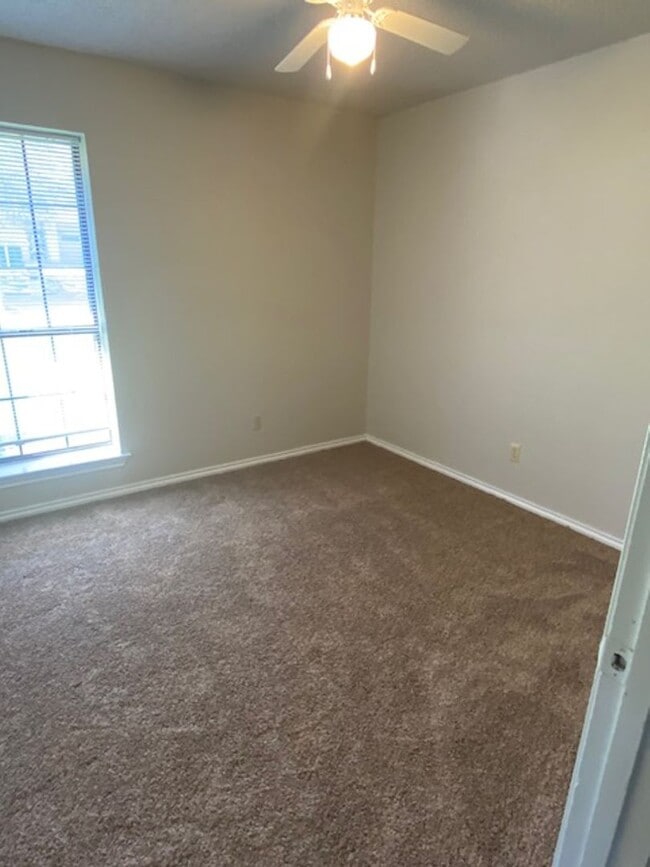 Building Photo - 3 BEDROOM 2 BATHROOM HOUSE IN DENTON