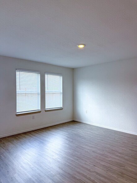 Building Photo - 1427 Laima Curv