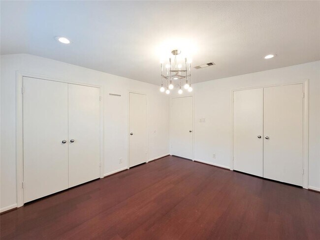 Building Photo - 6350 Chevy Chase Dr