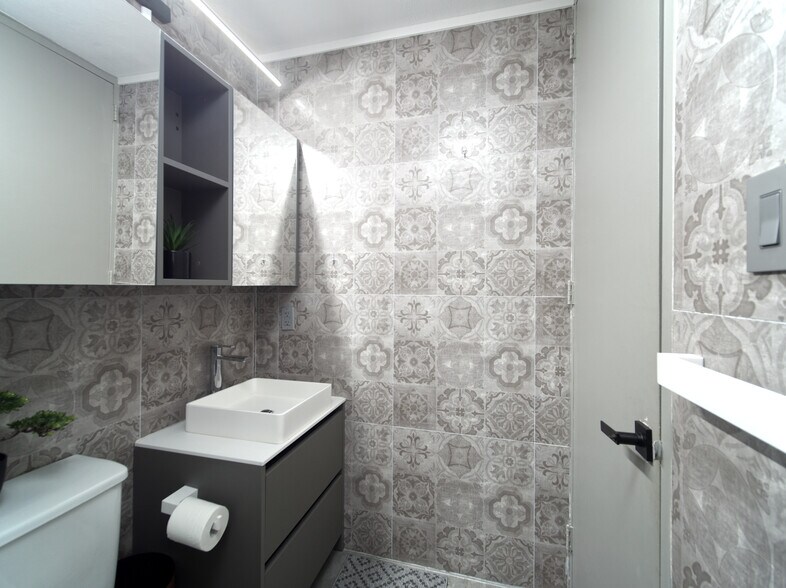 Building Photo - 1 Gold St