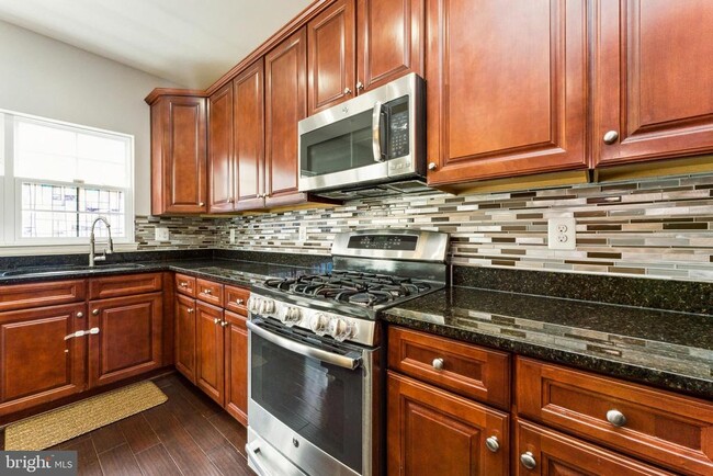 Building Photo - 7203 Silver Thorn Way