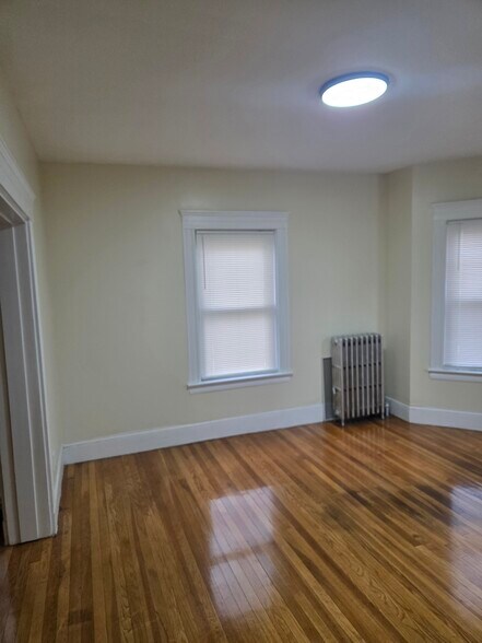 Building Photo - 82 Brent St