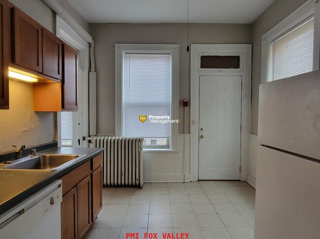 Building Photo - 4 or 5 Bedroom Upper Luxury Apartment with Custom Fireplace in Historic Building