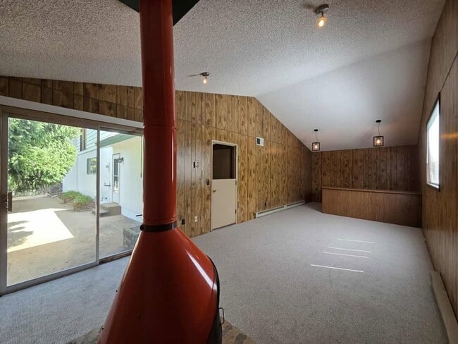 Building Photo - HUGE Number 2 Canyon ~ ~ 4 bedroom, 3 bath...