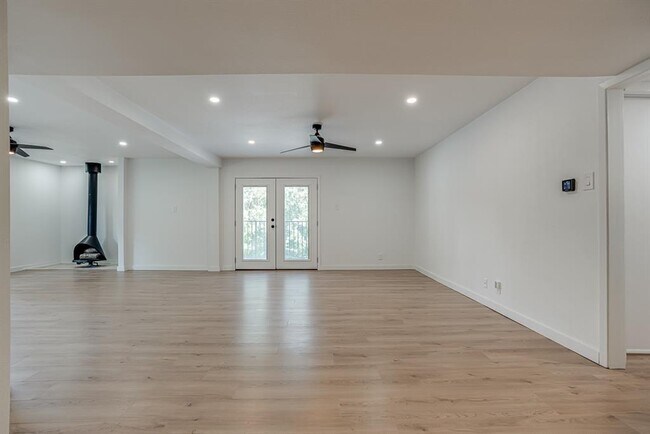 Building Photo - 568 W Quill Dr