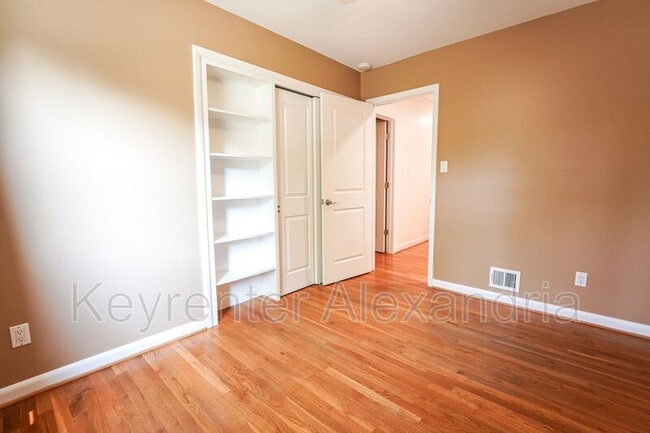Building Photo - 906 Neal Dr