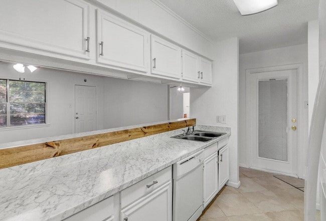 Building Photo - 5585 Scenic Dr
