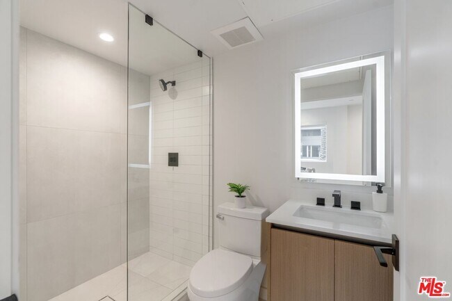 Building Photo - 855 N Detroit St