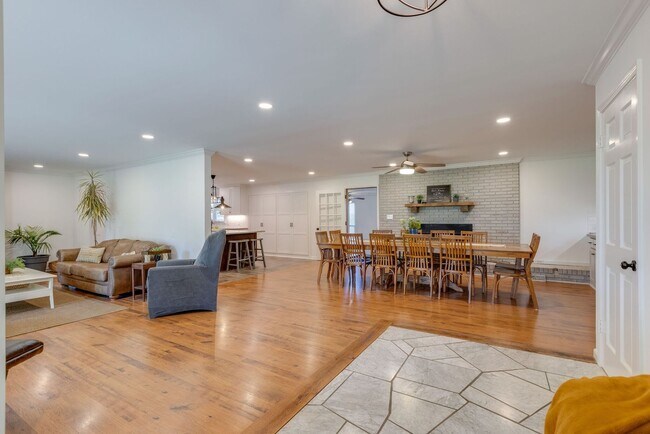 Building Photo - Stunner in North Columbia