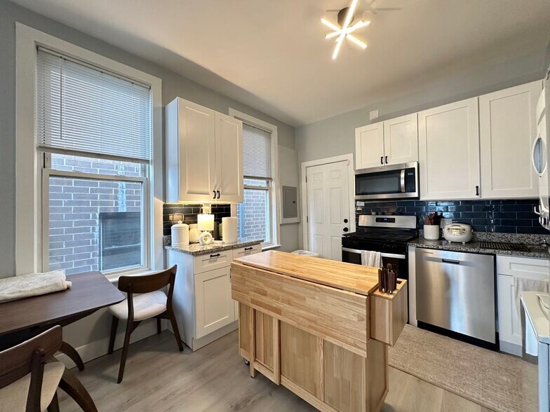 Building Photo - 1361 W Walton St