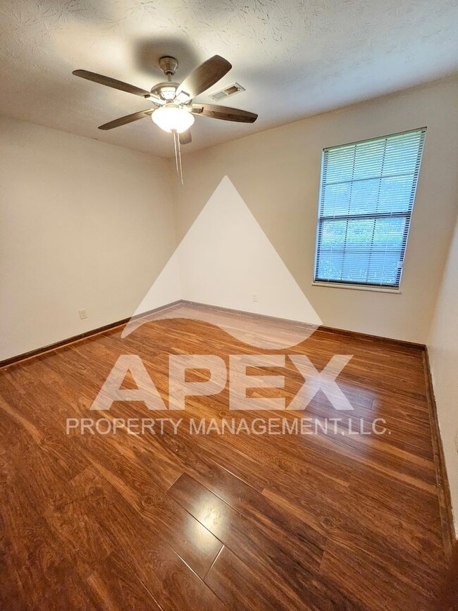 Building Photo - Stunning 3 Bd/2Ba Single Family Home with 2-Car Garage in the heart of Halls!