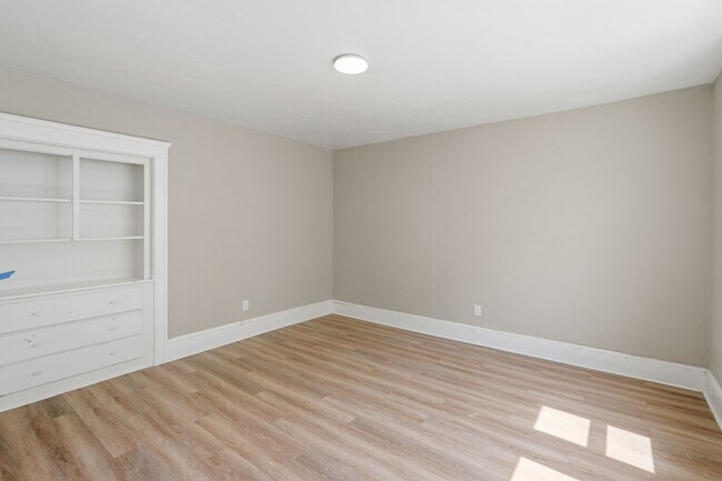 Building Photo - 387 Grove St