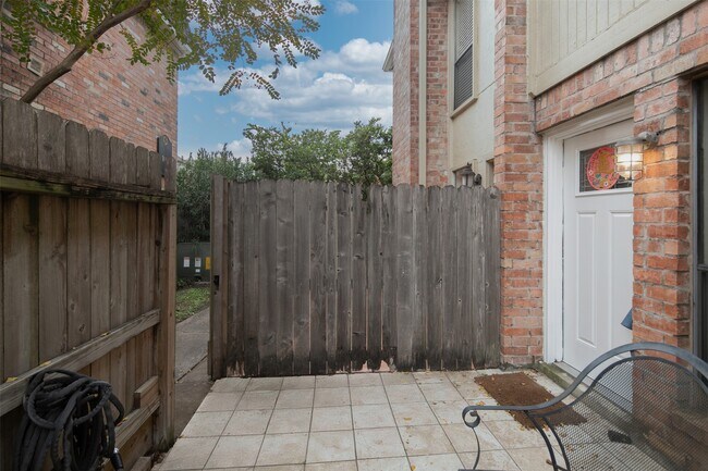 Building Photo - 1601 S Shepherd Dr