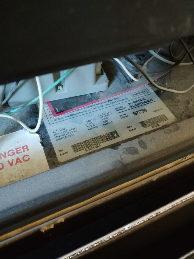 Building Photo - Gorgeous Spacious TownHome in Downtown Mou...