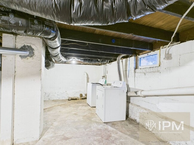 Building Photo - Available Now!!  Charming 2 Bed, 1 Bath Ho...