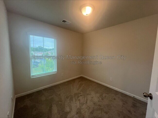 Building Photo - 2407 Lazette Dr
