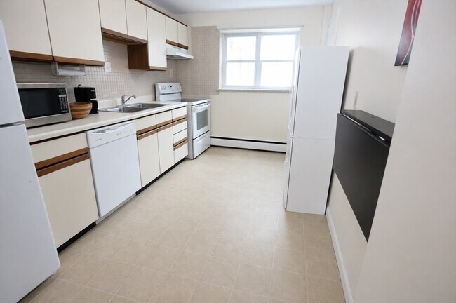 Building Photo - 65 Colborne Rd