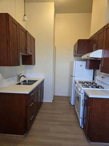 Kitchen - 733 N Hill Pl