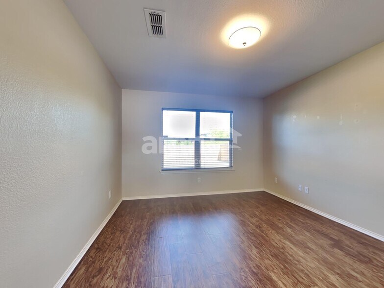 Building Photo - 700 Liberty Ln