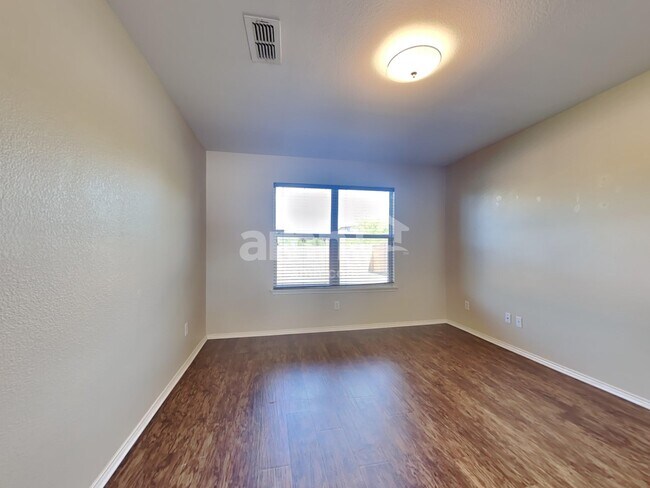 Building Photo - 700 Liberty Ln