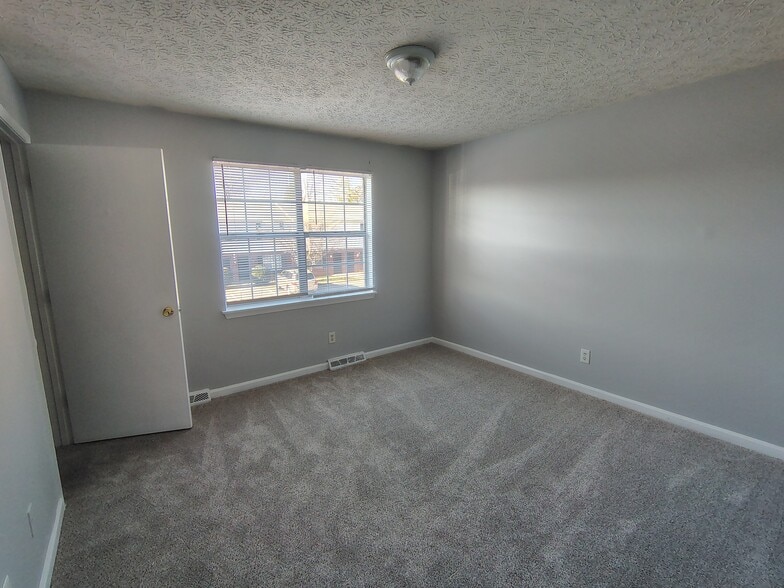 Building Photo - 13 Fonda Dr