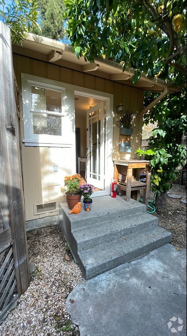 Building Photo - Quaint and cozy studio located near downto...