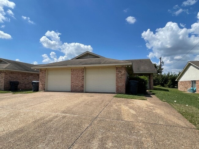 Building Photo - Duplex