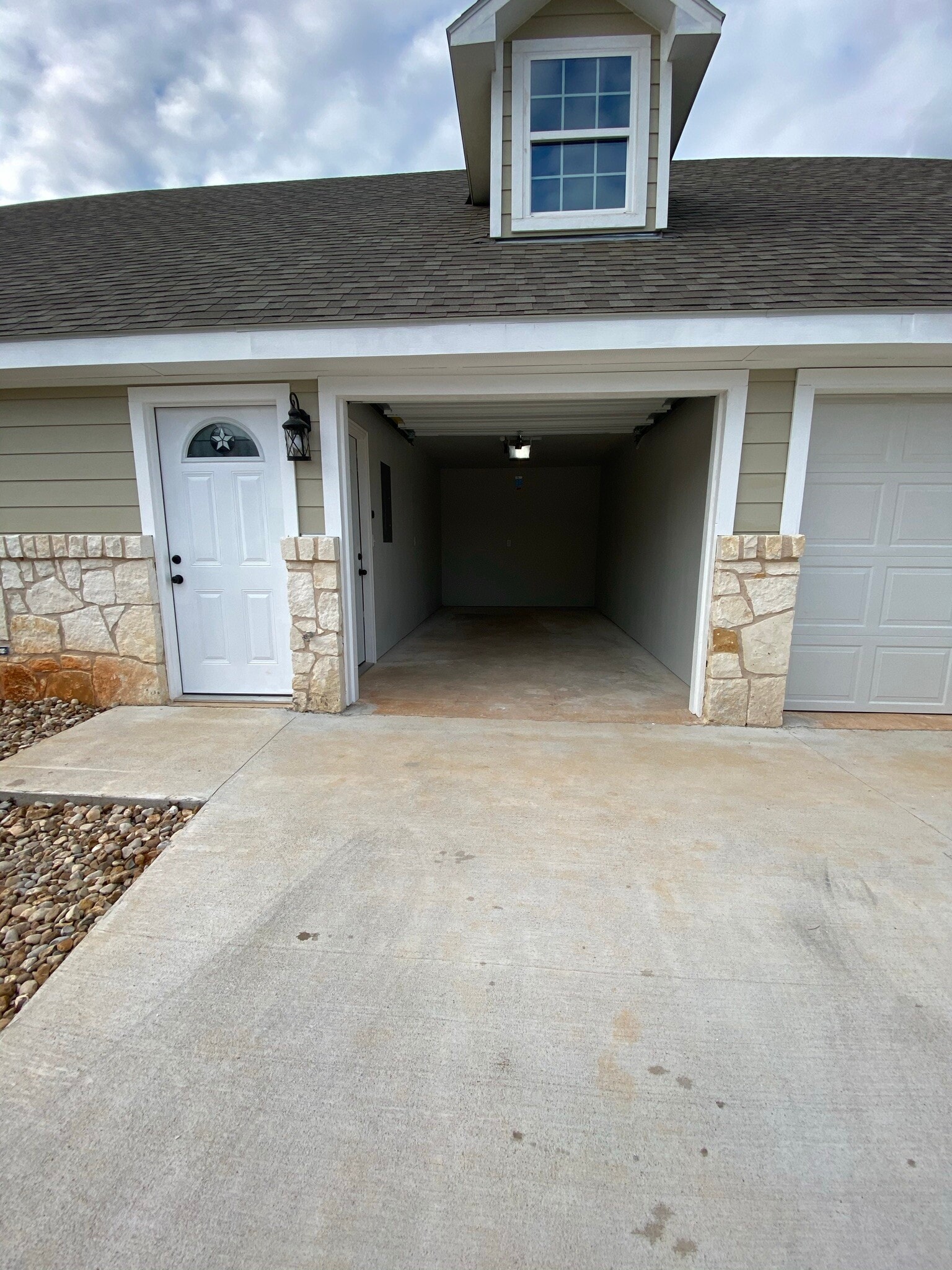 single car garage - 158 Koloiki Ln