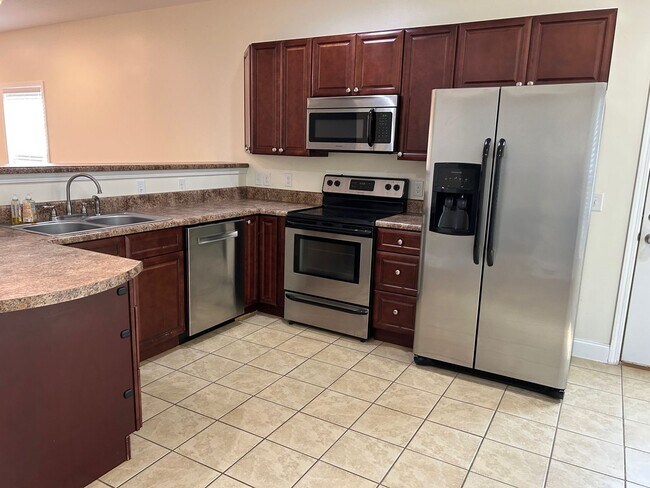 Building Photo - 3 Bedroom/2.5 Bath Home Kingsport, TN