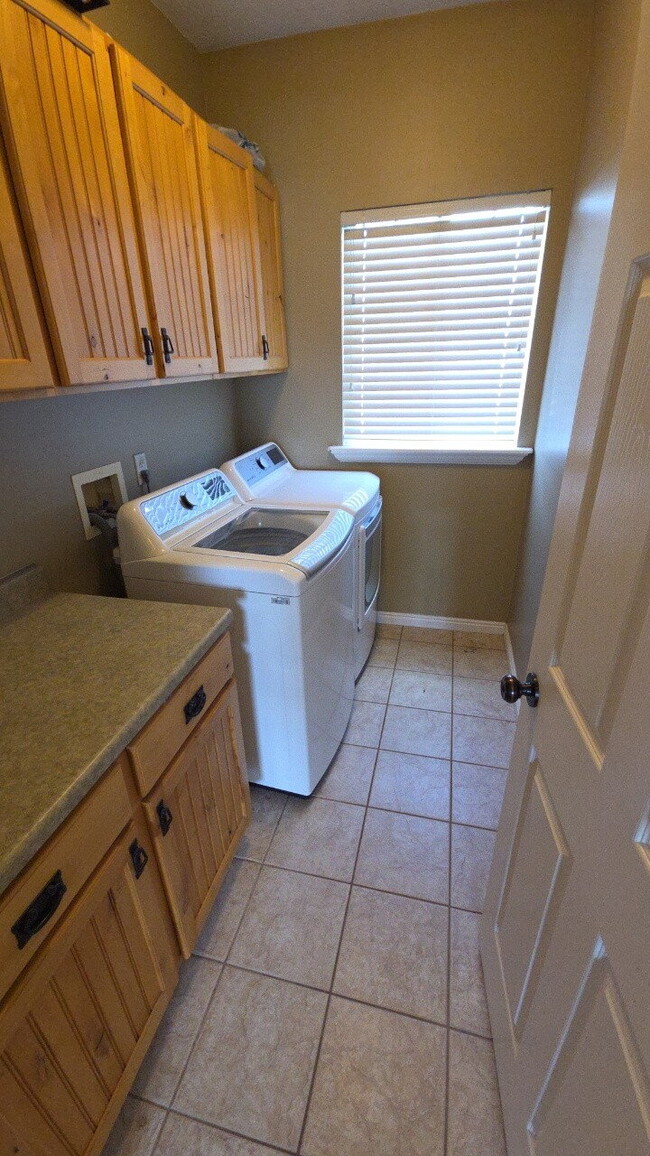 Building Photo - Stylish 3-Bedroom Home in Herriman!