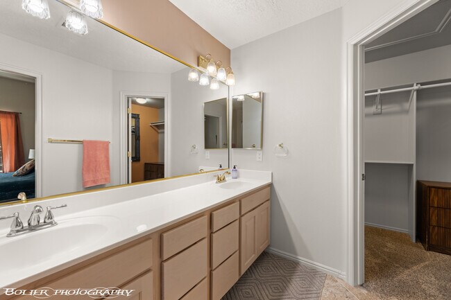 Building Photo - 887 Ironwood Dr
