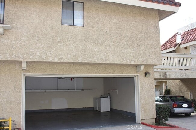 Building Photo - 1673 E Kingsley Ave