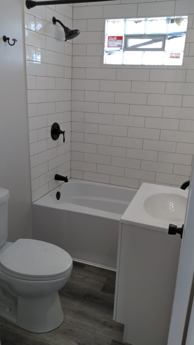 Building Photo - 814 E 14th St