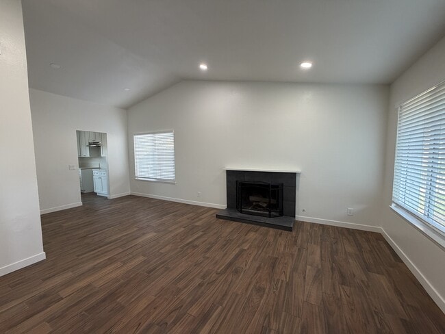 Building Photo - 1312 E Cottonwood St