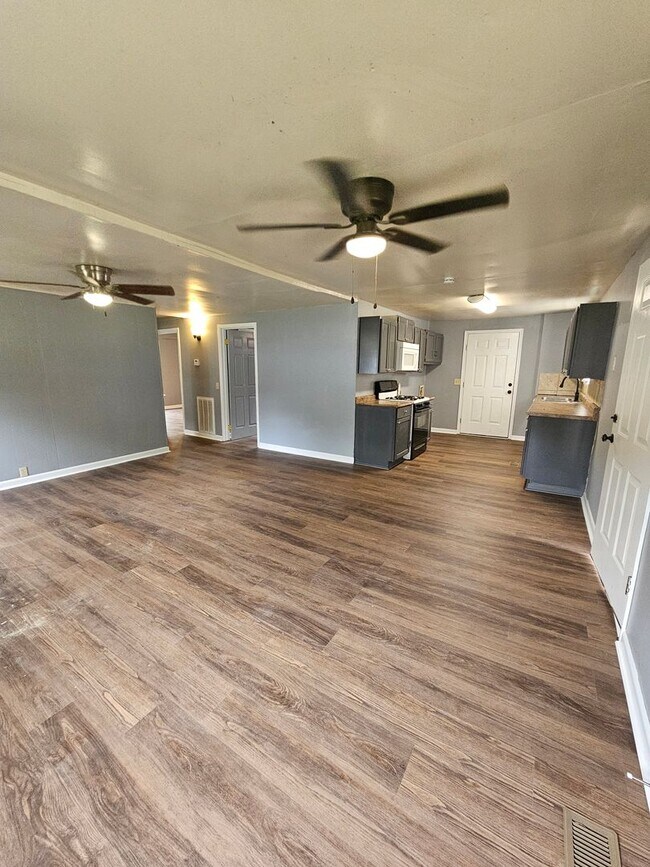 Building Photo - Home in Benton