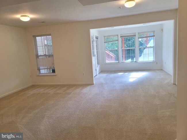Building Photo - 13115 Rosebay Dr