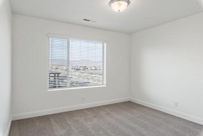 Building Photo - Desert Color Townhome 4-Bedrooms!
