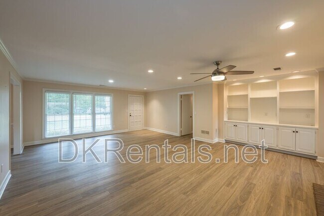 Building Photo - 225 Pebble Trail